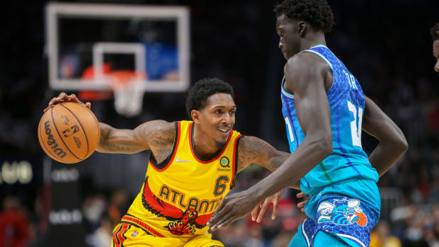 Lou Williams is the latest Atlanta Hawks player to test positive for COVID-19 on December 22, 2021.